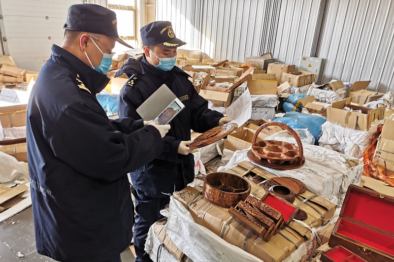 關員對黃檀木制品進行查驗 黃檀木制品進行查驗